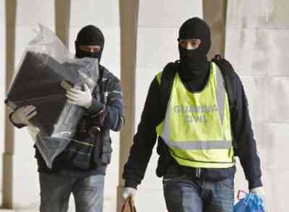 Agentes de la Guardia Civil durante el registro que han realizado tras la detención hoy en la localidad de Orkoien de un persona relacionada con actos violentos.