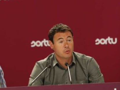 Hasier Arraiz, portavoz de Sortu, en la rueda de prensa celebrada en San Sebastián.