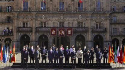 El rey Felipe y el presidente del Gobierno, Pedro Sánchez, junto a los presidentes autonómicos.