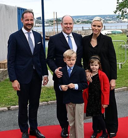Los príncipes de Mónaco, Alberto y Charlene, junto a sus dos hijos, Jacques y Gabriella, en la inauguración de una exposición naútica junto al heredero de Noruega, Haakon, el 22 de junio de 2022 en Oslo, Noruega.