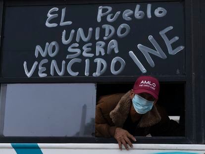 Un simpatizante de Morena se asoma desde un autobús a las afueras del Instituto Nacional Electoral (INE), el 13 de abril.