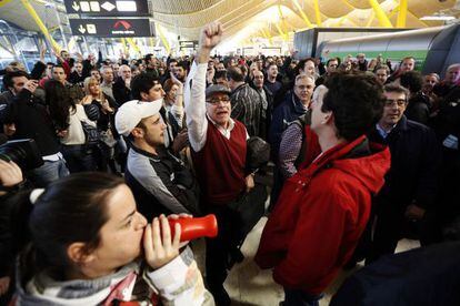 Imagen de la concentraci&oacute;n de ayer, martes, en Barajas