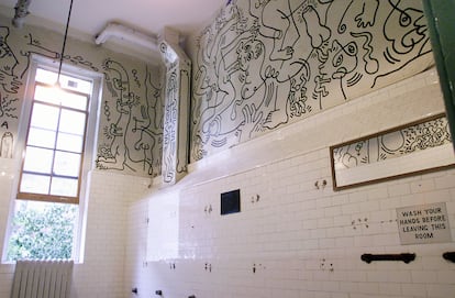 El baño pintado por Keith Haring en el centro de la comunidad LGTBIQ+, en Nueva York. |
