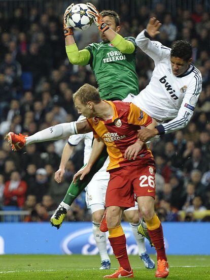 Muslera atrapa el balón ante Varane.