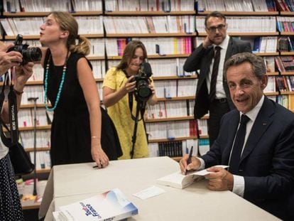El expresidente franc&eacute;s firma libros en Le Touquet.