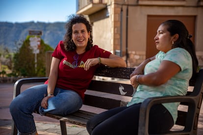 Elena Fernández, técnica de seguimiento de 'Oportunitats 500', con Marilú Arrieta en la plaza de la iglesia de Ulldemolins.