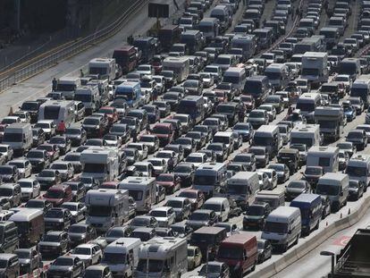 Veh&iacute;culos atrapados en los accesos al puerto de Dover este domingo. 