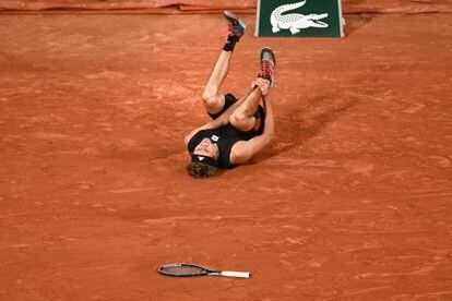 El tenista alemán Alexander Zverev se lesiona durante el partido contra Nadal.