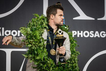 Magnus Carlsen, el pasado diciembre en Dubái, durante la ceremonia de clausura del Mundial que ganó a Niepómniashi.