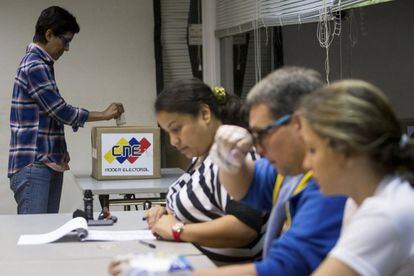 Una mujer vota en un colegio electoral de la ciudad de Caracas. Los colegios electorales de Venezuela abrieron hoy para que casi 19,5 millones de ciudadanos convocados puedan votar para renovar la unicameral Asamblea Nacional (AN, Parlamento) de 167 escaños.