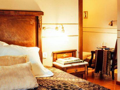Una de las habitaciones del hotel Abad&iacute;a Samitier, en el Pirineo aragon&eacute;s.