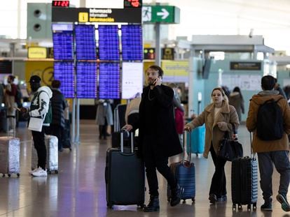 Varios viajeros, a finales de diciembre en la terminal 1 del Aeropuerto Josep Tarradellas Barcelona-El Prat.