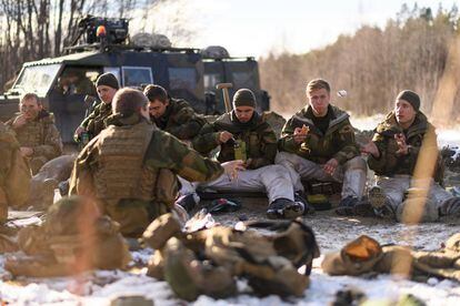 Integrantes de las tropas noruegas y británicas almuerzan durante los ejercicios previos al Trident Juncture en Noruega, el 25 de octubre de 2018.