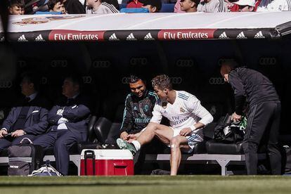 Cristiano Ronaldo, sustutuido, bromea con Casemiro en el banquillo.