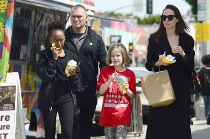 Angelina Jolie con Vivienne y Zahara Jolie Pitt in de compras por Los Ángeles el pasado marzo.