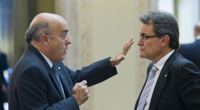 El consejero de Sanidad, Boi Ruiz, conversa con Artur Mas en el Parlament.