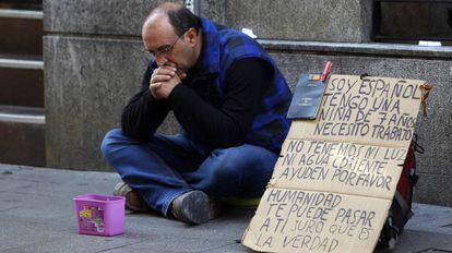 Un hombre pide ayuda en una c&eacute;ntrica calle de Madrid