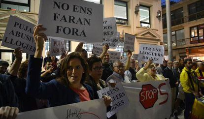 Llogaters de Badalona es manifesten davant l'Ajuntament, dijous passat.
