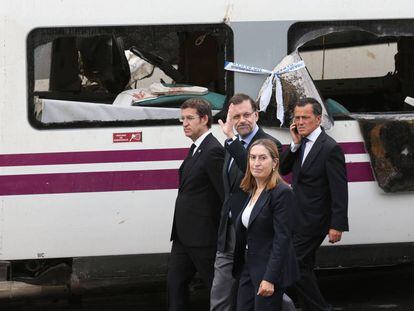 Rajoy visita el lugar del accidente junto a Feij&oacute;o y a la entonces ministra de Fomento, Ana Pastor.