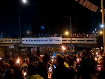Opositores del Gobierno en el plantón de antorchas, el 2 de octubre en Bogotá (Colombia).