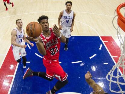 Butler supera la defensa de los Sixers.