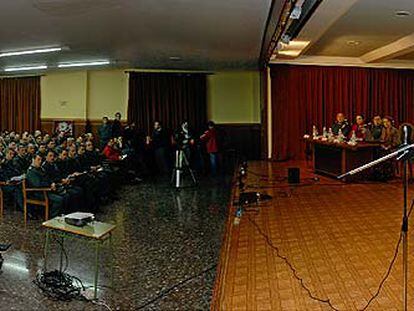 El sociólogo gitano Julio Vargas habla ayer a medio millar de guardias civiles en Baeza (Jaén).