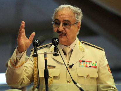 El mariscal Jalifa Hafter, hombre fuerte del este de Libia, durante un desfile militar celebrado en Bengasi el pasado 7 de mayo.