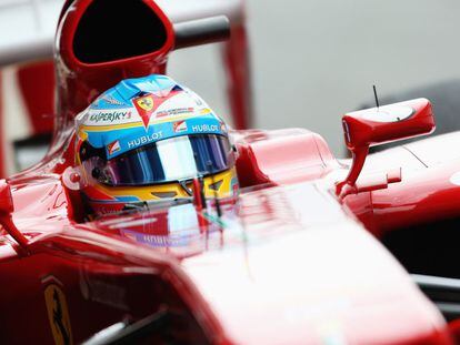 El piloto español Fernando Alonso prueba su monoplaza de Ferari, el F138 en el circuito de Montmeló, Barcelona.