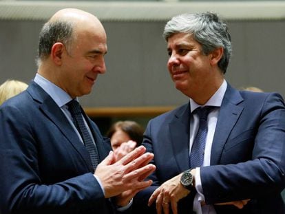 El comisario europeo de Economía, Pierre Moscovici (izq), conversa con el recién elegido presidente del Eurogrupo, el ministro de Finanzas portugués, Mário Centeno. EFE/ Olivier Hoslet