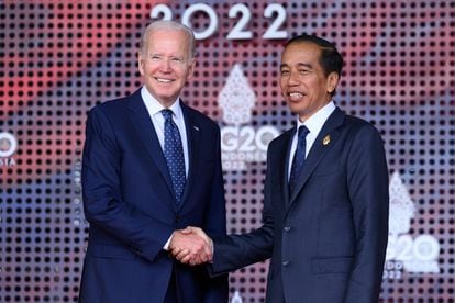 El presidente de Indonesia, Joko Widodo, saluda a su homólogo de EE UU, Joe Biden, durante el G-20 en Bali.