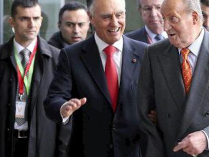 Don Juan Carlos de Borb&oacute;n acompa&ntilde;ado por el presidente de Portugal, An&iacute;bal Cavaco Silva.