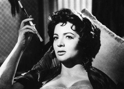 Sara Montiel, caracterizada de María Luján, fumando y esperando en un destartalado cabaret de Barcelona en ‘El último cuplé’ (Juan de Orduña, 1957), gran éxito internacional del cine español. Aquí nació su estrella.