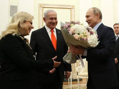 El presidente ruso, Vladímir Putin (derecha), recibe a Benjamin Netanyahu y a su esposa, Sarah, en el Kremin, este jueves.