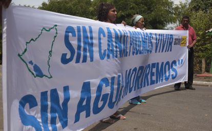 Vecinos de Ometepe protestan contra el Gobierno por poner en peligro el lago con las futuras obras del canal.