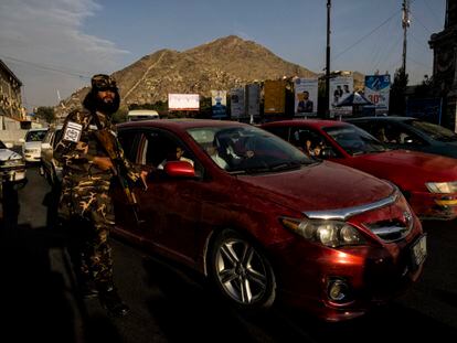 Un soldado de la milicia controla el tráfico en la rotonda donde los talibanes exhiben a los presuntos ladrones.