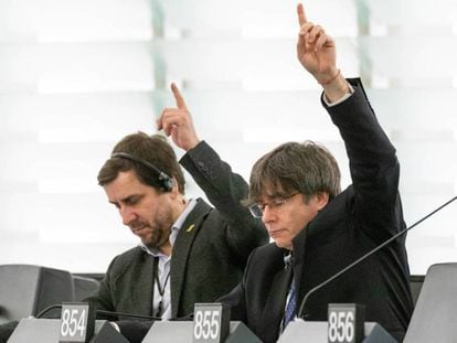 Comín y Puigdemont, en su primera sesión en la Eurocámara el pasado 13 de enero en Estrasburgo. En vídeo, declaraciones de Pablo Casado este domingo.