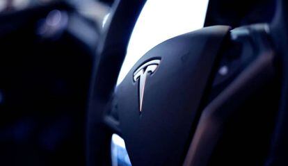 Logo de Tesla en volante EV