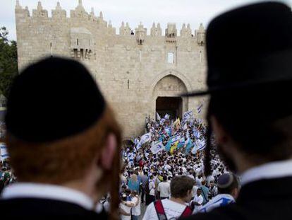 Jud&iacute;os ultraortodoxos, ante una marcha nacionalista en Jerusal&eacute;n.