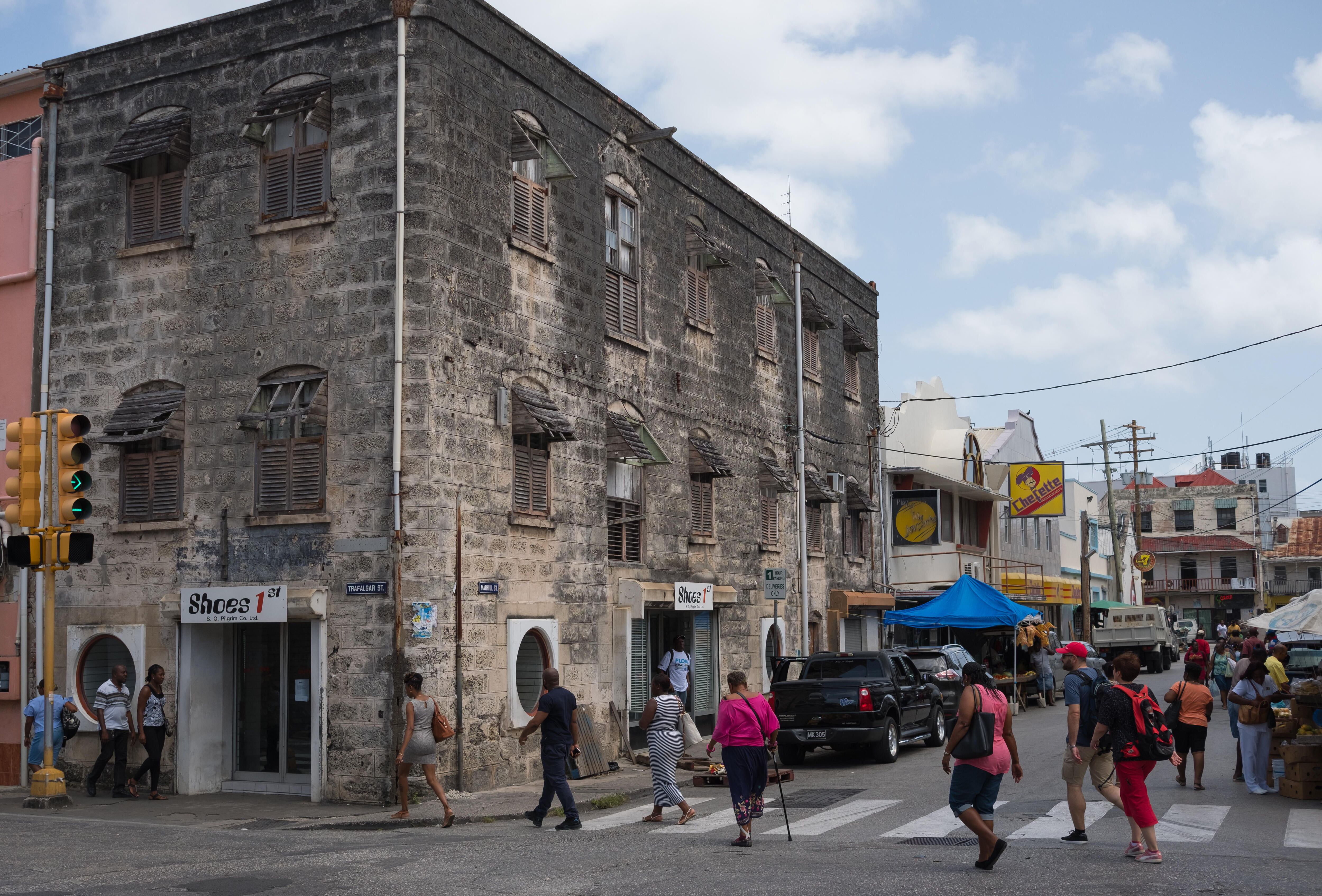 Cruce entre las calles de Trafalgar y Marhill, en Bridgetown, capital de Barbados.