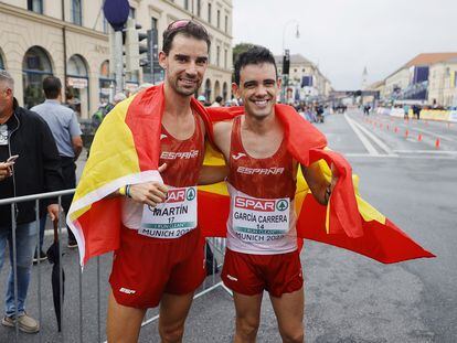 Álvaro Martín, oro, y Diego García Carrera, bronce, celebran su resultado en los 20 kilómetros marcha.