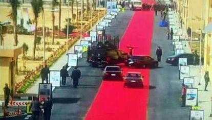 Una alfombra roja gigantesca para el coche de Al Sisi en una visita a un proyecto de vivienda social ha desatado las cr&iacute;ticas en las redes sociales por la ostentaci&oacute;n del mariscal.