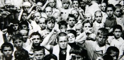 Niños españoles enviados a Morelia (México) para salvarles de la Guerra Civil, saludan puño en alto a su llegada a México en junio de 1937.