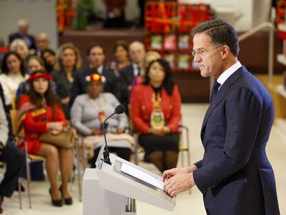 El primer ministro holandés, Mark Rutte, pronuncia un discurso en el que pide perdón en nombre del Gobierno por el pasado esclavista del país, en los Archivos Nacionales de La Haya, el pasado 19 de diciembre.