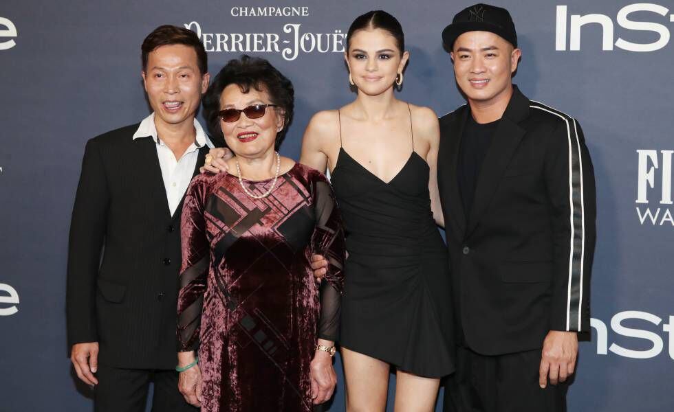Hung Vanngo (primero por la derecha) con Selena Gómez, su madre y otro familiar en un evento en Los Ángeles en 2017.
