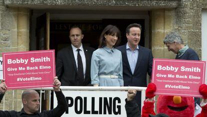 El primer ministre britànic, David Cameron, i la seva dona es topen amb una protesta a la sortida del col·legi electoral a Spelsbury.