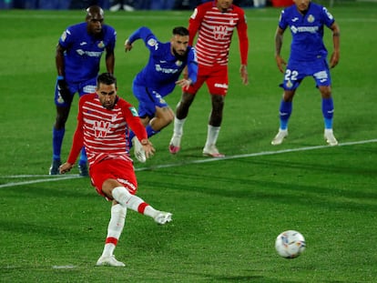 Montoro lanza el penalti que supuso el gol del equipo andaluz ante el Getafe CF, durante el partido de la séptima jornada de LaLiga, este domingo en el Coliseum Alfonso Pérez.