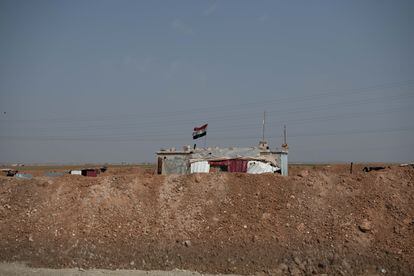 Un puesto del Ejército regular sirio ha sido establecido a escasos metros de una base militar rusa tras el acuerdo sellado vía Moscú con Ankara para frenar el avance de las milicias aliadas sobre el norte de Siria.