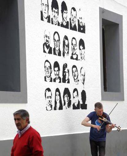 Pintadas a favor del acercamiento de presos etarras al País Vasco, este sábado en Hernani.