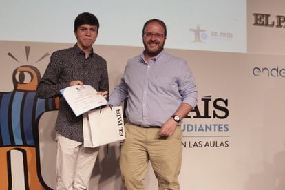 Diego Martín recibe de manos de Gabriel Bravo, editor de fotografía de EL PAÍS, el galardón a la Mejor fotografía por 'Es previsible que la situación medioambiental vaya a peor'.