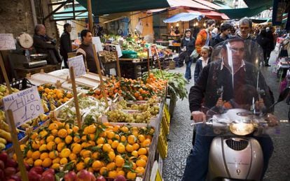 Puestos de frutas y verduras en el mercado de Ballar&oacute;, en la ciudad siciliana de Palermo (Italia).